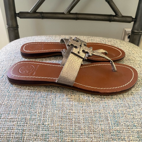 Tory Burch Moore Silver Metallic T Strap Sandal Size 6M *Excellent Condition* - Picture 6 of 6
